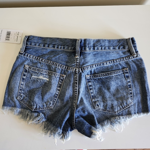 NWT Free People Loving Good Vibrations Denim Cutoff Shorts in Mid Indigo size 25 - Picture 5 of 7